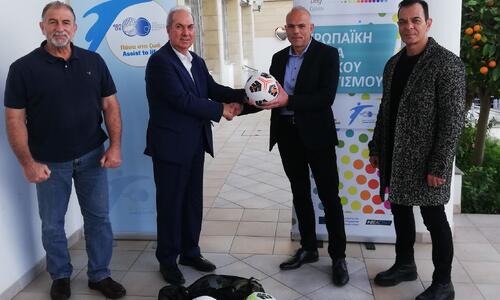 Μπάλες ποδοσφαίρου από την ΚΟΠ σε 20 σχολεία thumb