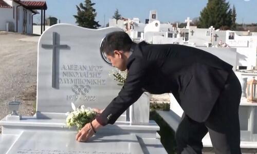 Συγκλονιστική κίνηση: Επισκέφθηκε τον τάφο του Αλέξανδρου Νικολαΐδη thumb