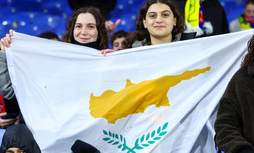 Κρατούν τη σημαία της Κύπρου! thumb