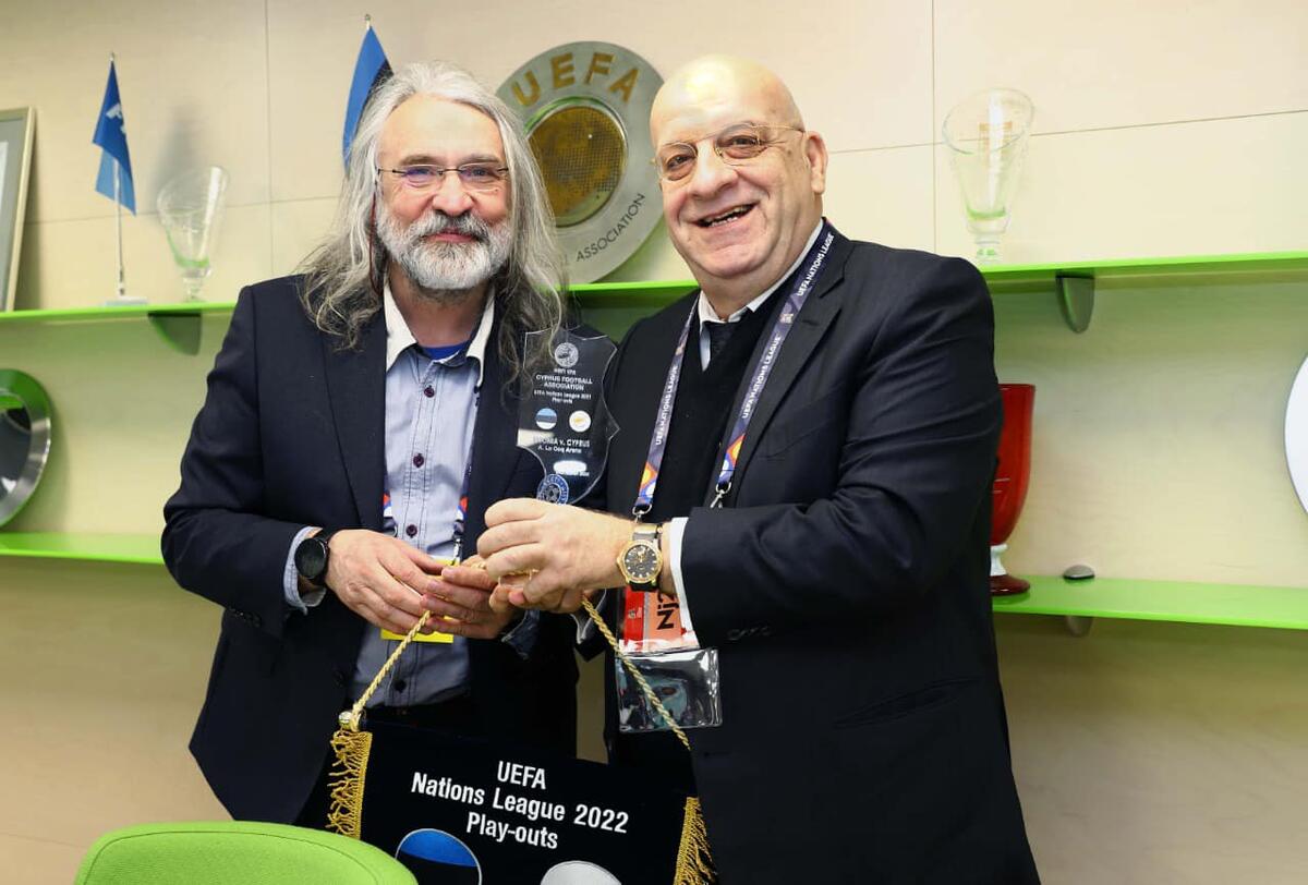 Ανταλλαγή δώρων του Κούμα με τον πρόεδρο της Εσθονικής ομοσπονδίας (pics) thumb