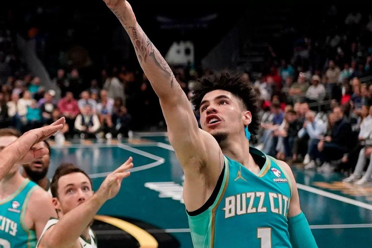 Γιατί το NBA επέβαλε στον ΛαΜέλο Μπολ να αγωνίζεται με ένα αυτοκόλλητο στο λαιμό; thumb