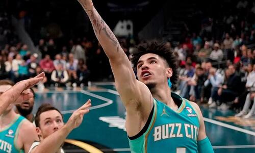 Γιατί το NBA επέβαλε στον ΛαΜέλο Μπολ να αγωνίζεται με ένα αυτοκόλλητο στο λαιμό; thumb