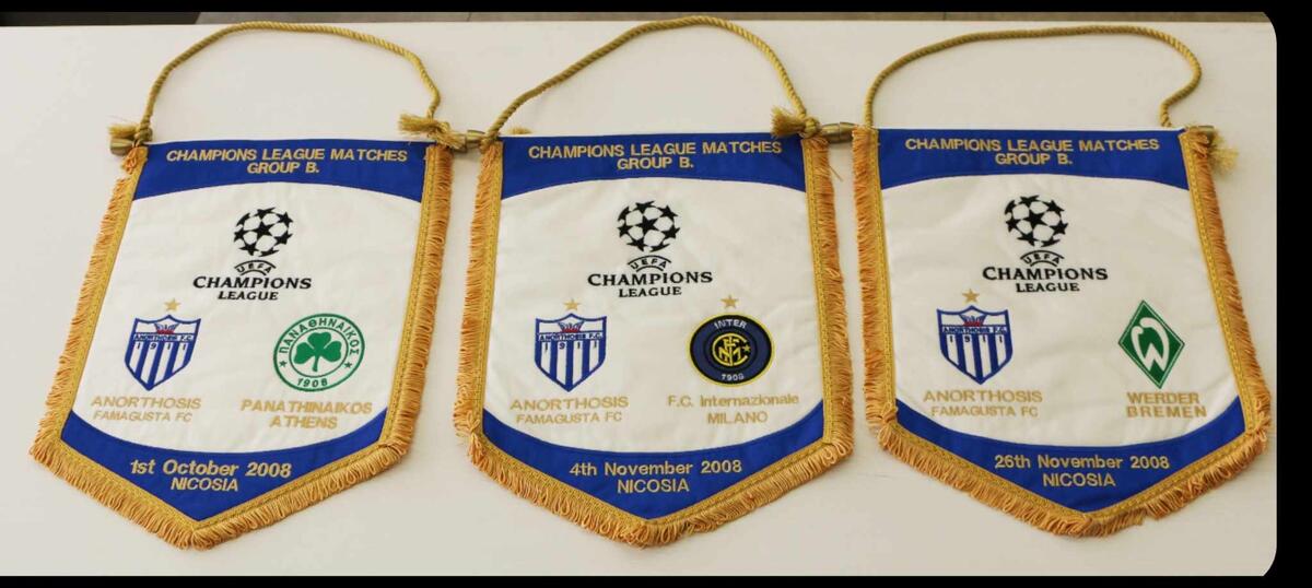 Σε δημοπρασία τα λάβαρα του Champions League thumb