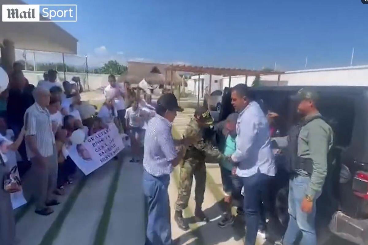 Συγκινητικό βίντεο: Η στιγμή που ο πατέρας του Ντίας επιστρέφει στην οικογένειά του μετά την απαγωγή thumb