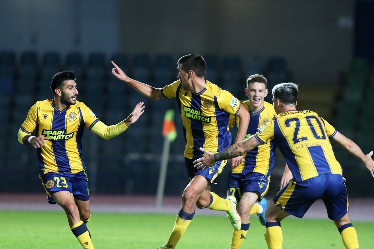 Για να μην κοιτάζει προς τα κάτω…   thumb