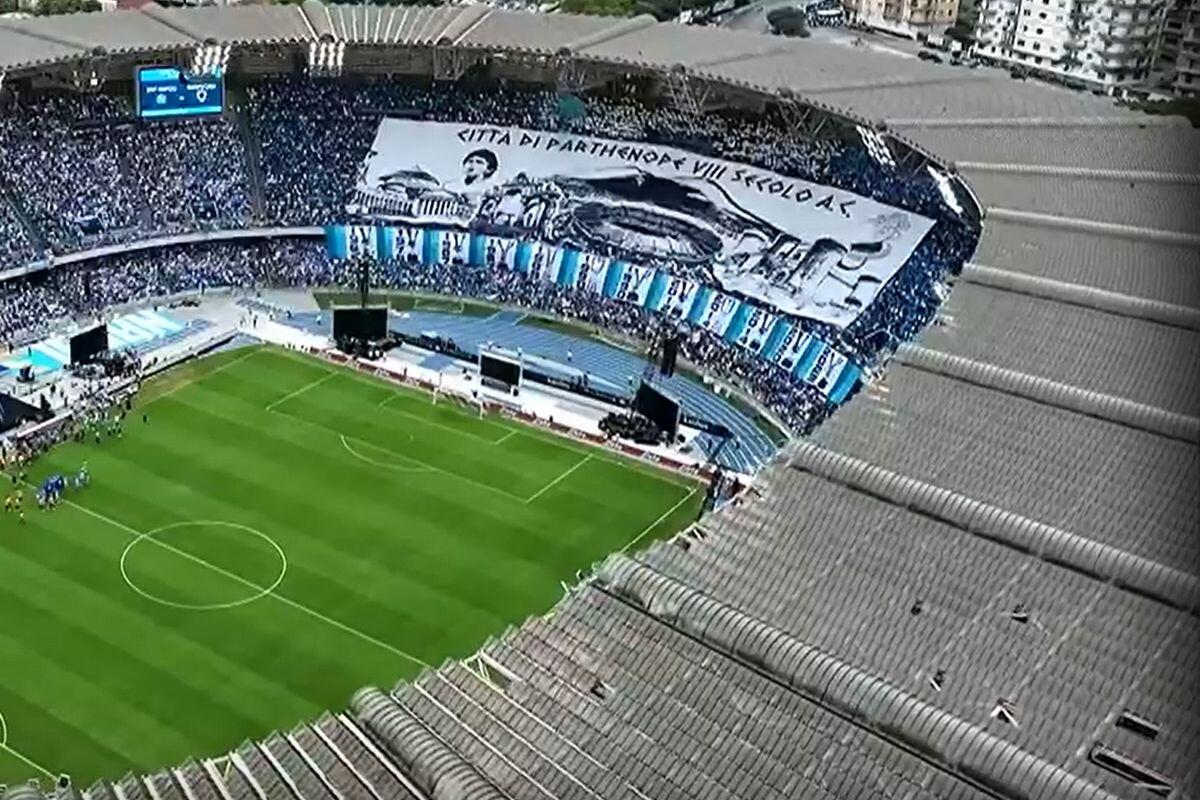 Οι οπαδοί της Νάπολι ύψωσαν επιβλητικό κορεό με «άρωμα» Μαραντόνα thumb