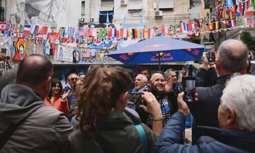 Τρομερό στιγμιότυπο: Τραγούδησαν στη μνήμη του Μαραντόνα thumb