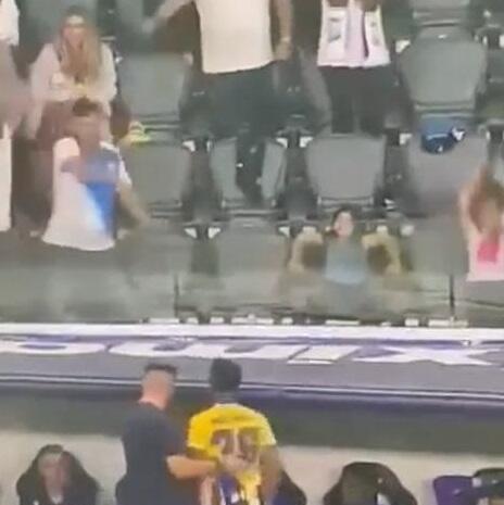 Υποστηρίζουν ότι τους έφτυσε ο Μαρκίνιος! (ΒΙΝΤΕΟ) thumb