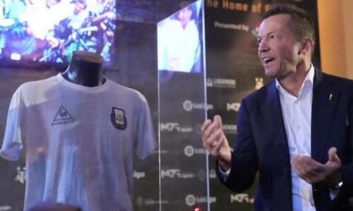 Η φανέλα του Μαραντόνα που επέστρεψε στην Αργεντινή thumb