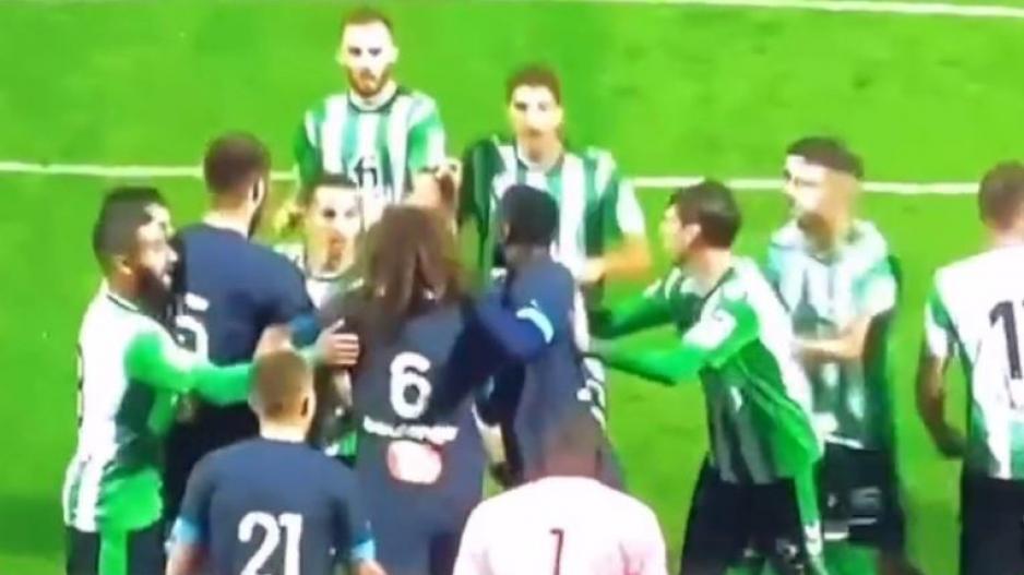 Τρομερές στιγμές: Απίστευτο ξύλο σε φιλικό (vid) thumb