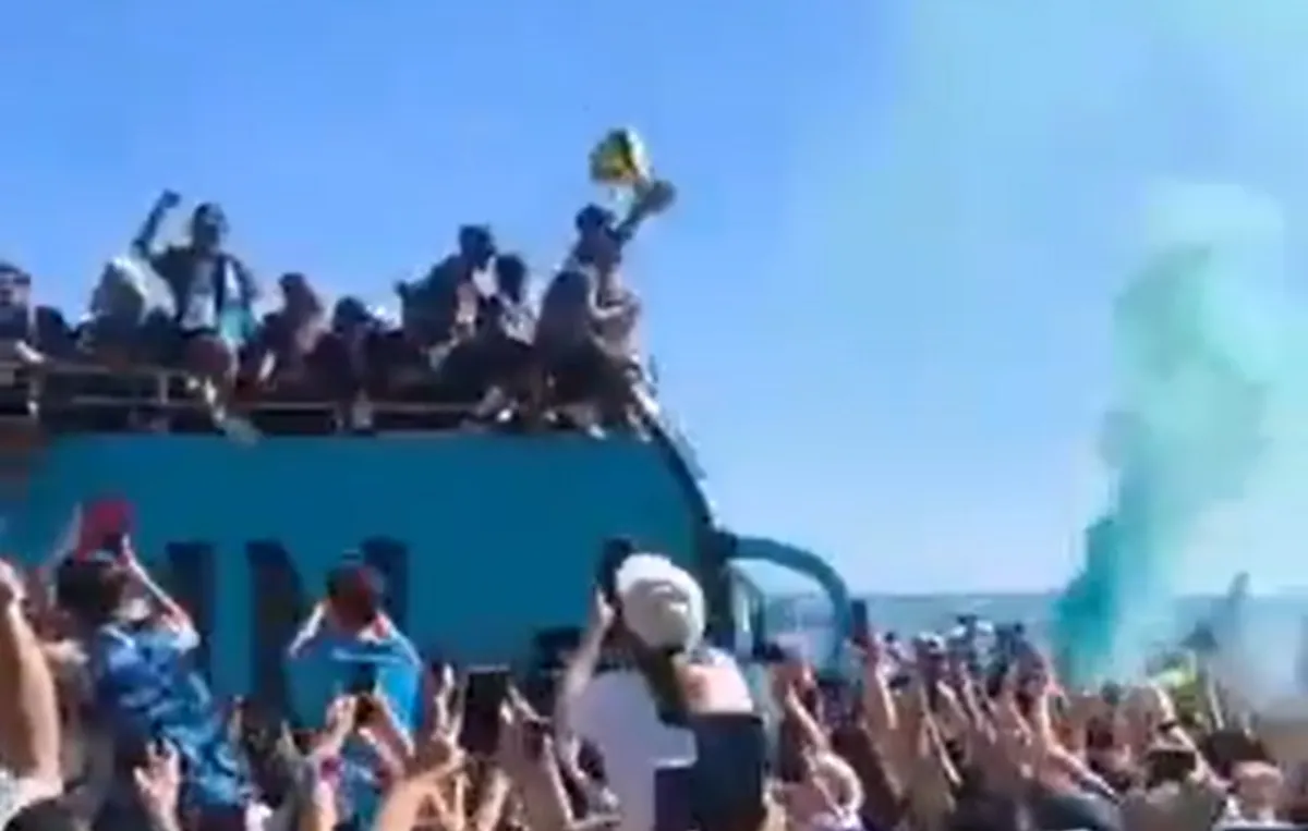 Χαμός στη Νάπολη: Το πάρτι των Παρτενοπέι στο ανοιχτό λεωφορείο thumb