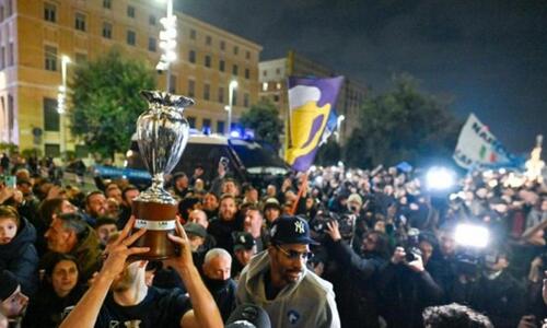 Χαμός στη Νάπολη για την κατάκτηση του Κυπέλλου από την ομάδα μπάσκετ! thumb