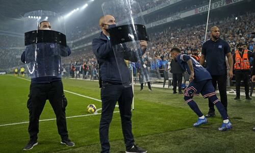 Οι συγκλονιστικές φωτογραφίες με τον Νεϊμάρ να εκτελεί κόρνερ υπό την προστασία ασπίδων thumb