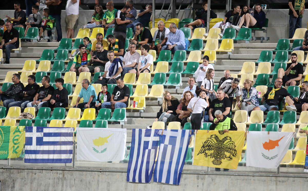 Φωτογραφίες: Οι φίλοι της ΑΕΚ στην Αρένα thumb