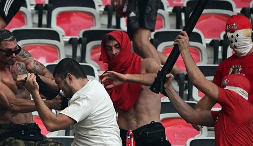 Χαμός στο Νις-Κολωνία - Ξύλο με έναν οπαδό σε σοβαρή κατάσταση thumb
