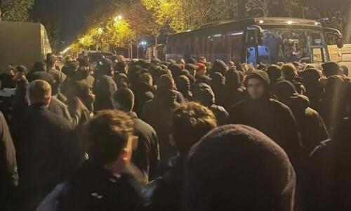 Χάος στη Νις: Οπαδοί έφτυσαν και χτύπησαν στους Μπογκά και Μοφί! thumb