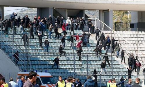 Εικόνες ντροπής: Πεδίο μάχης, πιάστηκαν στα χέρια οι οπαδοί! (Βίντεο) thumb