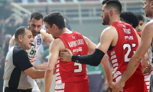 Χαμός από καπνογόνα και νερά στο ΟΑΚΑ, αποχώρησε από το παρκέ ο Ολυμπιακός thumb