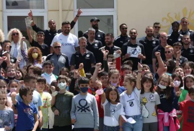 Υπέροχη κίνηση από τον ΟΦΗ: Έφτιαξε γηπεδάκι σε αυλή σχολείου thumb