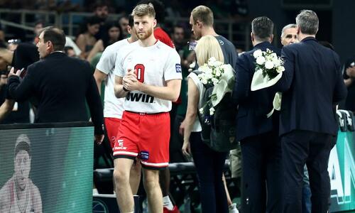 Τρομερή στιγμή: Άφησαν λευκά τριαντάφυλλα στη θέση του Πάρη Δερμάνη οι παίκτες του Ολυμπιακού thumb