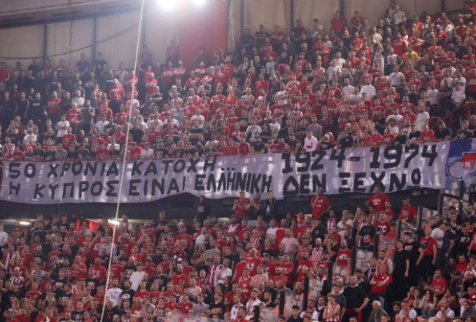 Πανό για την Κύπρο από τους φίλους του Ολυμπιακού! thumb