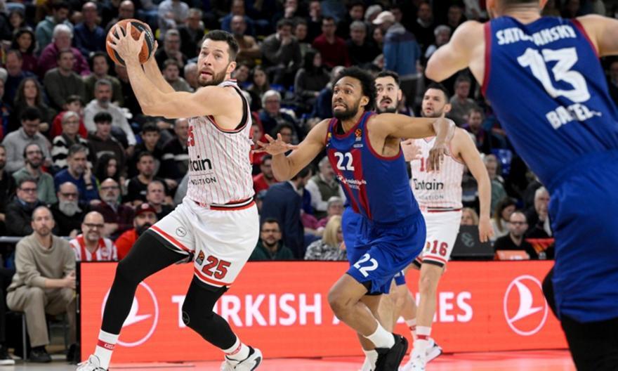Euroleague: «Μπλακ-άουτ» στο τέλος και ήττα για τον Ολυμπιακό στη Βαρκελώνη thumb