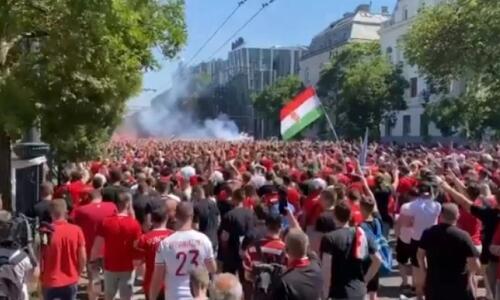 Η λαοθάλασσα των Μαγυάρων γέμισε τους δρόμους thumb
