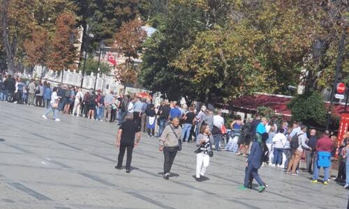 ΦΩΤΟΣ: Τεράστιες οι ουρές αναμονής για την είσοδο στην Αγιά Σοφιά thumb