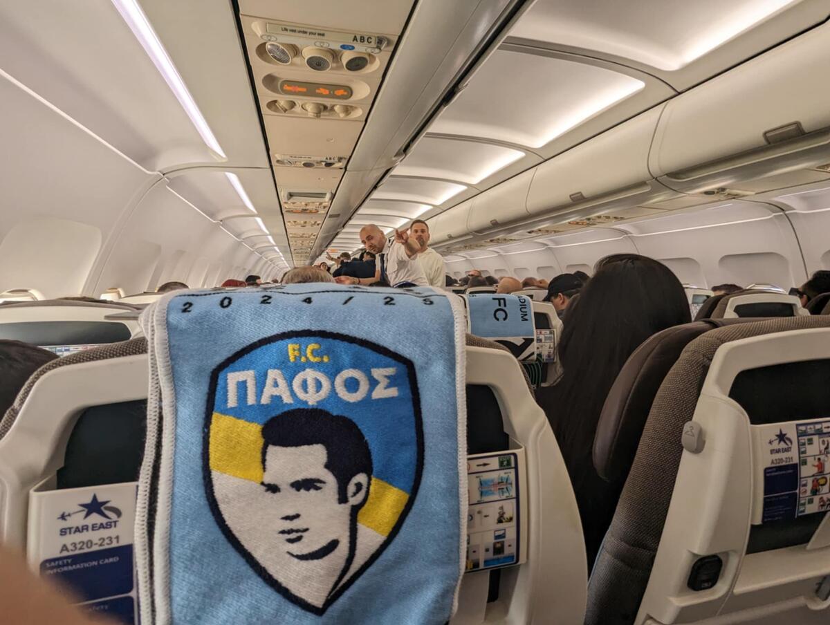 Τραγούδι από τους Παφίτες μέσα στο αεροπλάνο (ΦΩΤΟΣ-ΒΙΝΤΕΟ) thumb