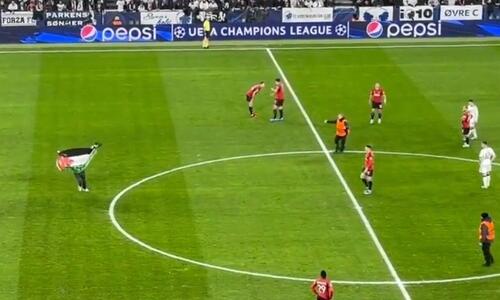 Champions League: Οπαδός εισέβαλε στο γήπεδο με σημαία της Παλαιστίνης και μήνυμα κατά του πολέμου thumb