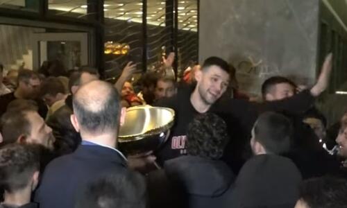 Ερυθρόλευκο ντελίριο και αποθέωση της αποστολής και των προέδρων στο ξενοδοχείο (Βίντεο) thumb