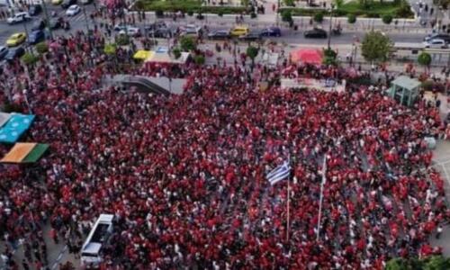 Χιλιάδες οπαδοί του Ολυμπιακού γέμισαν την πλατεία Κοραή thumb
