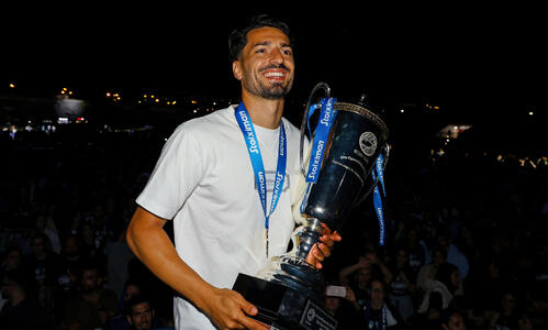 Οι πρωταθλητές καλημερίζουν με τον... MVP! thumb