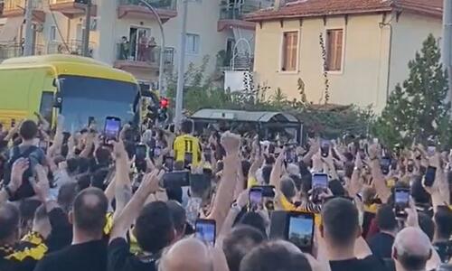 Πανζουρλισμός κατά την άφιξη της ΑΕΚ στην OPAP Arena thumb