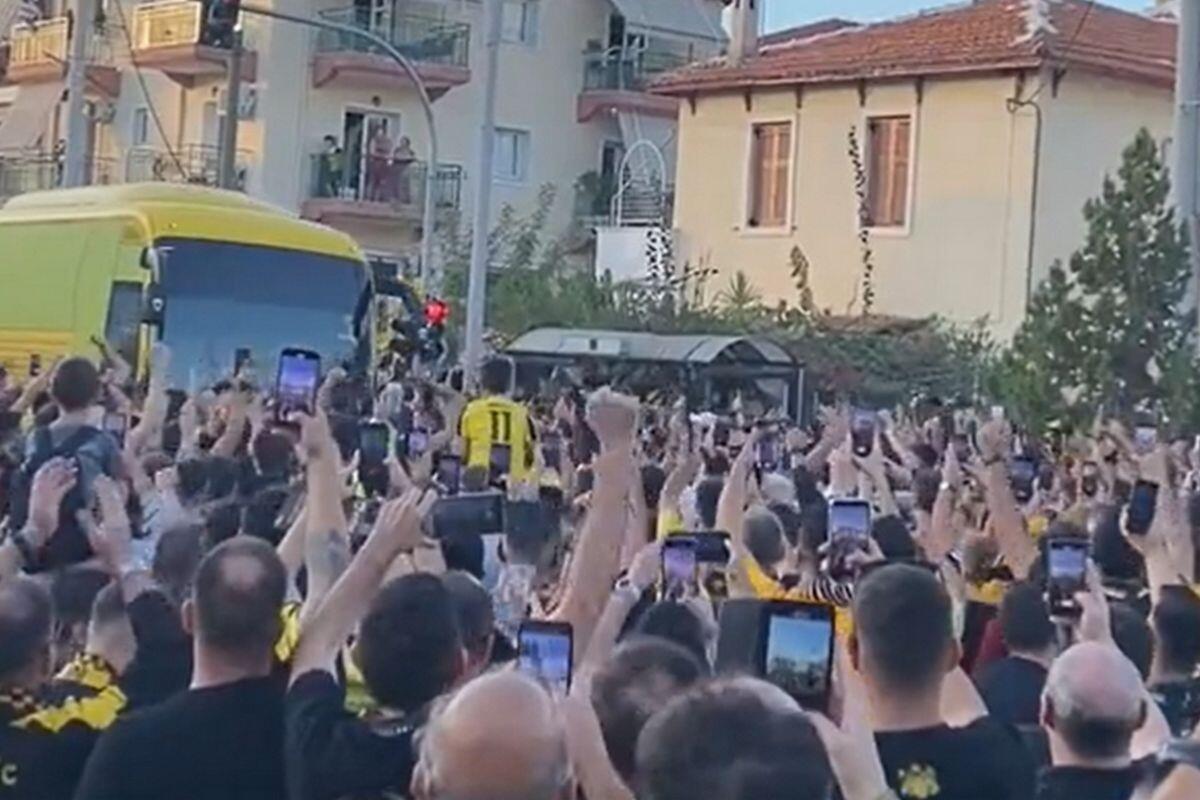 Πανζουρλισμός κατά την άφιξη της ΑΕΚ στην OPAP Arena thumb