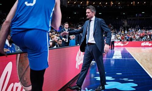 Απίστευτο: Έδωσε την πιστωτική κάρτα του στους παίκτες μετά την πρόκριση! thumb