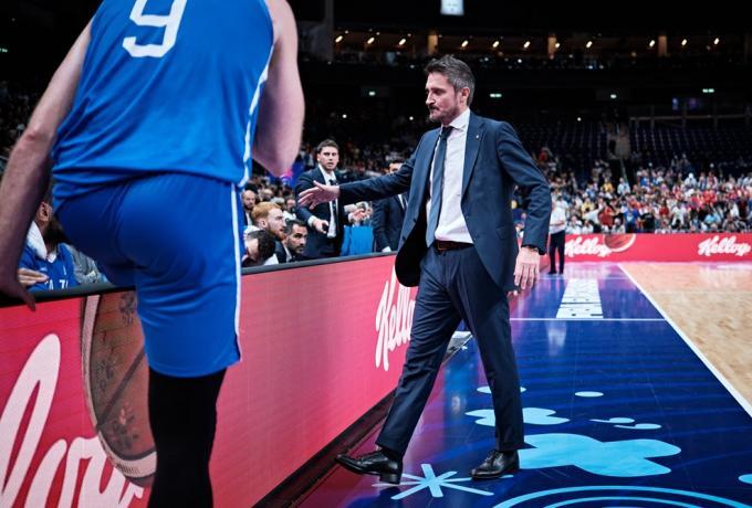 Απίστευτο: Έδωσε την πιστωτική κάρτα του στους παίκτες μετά την πρόκριση! thumb