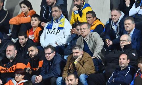 Στο ακουστικό για το «ναι» thumb