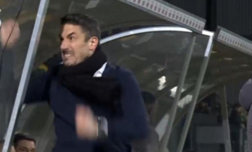 Διέλυσε τον πάγκο του μετά το 3-0 thumb