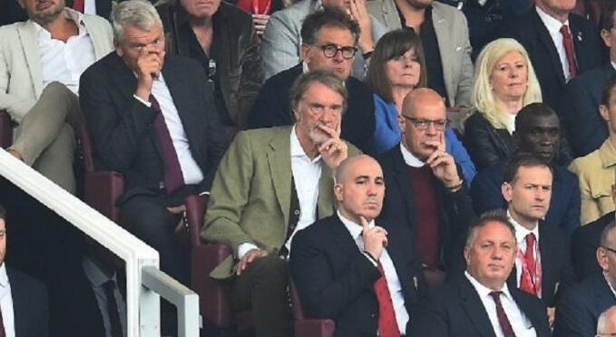 Χαμός στην Γιουνάιτεντ: Στο «Βίλα Παρκ» ο Ράτκλιφ, «παίζει το κεφάλι του» ο τεν Χαχ thumb