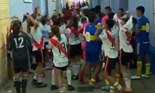 Αγόρια της Μπόκα τραγούδησαν συνθήματα μαζί με κορίτσια της Ρίβερ (vid) thumb
