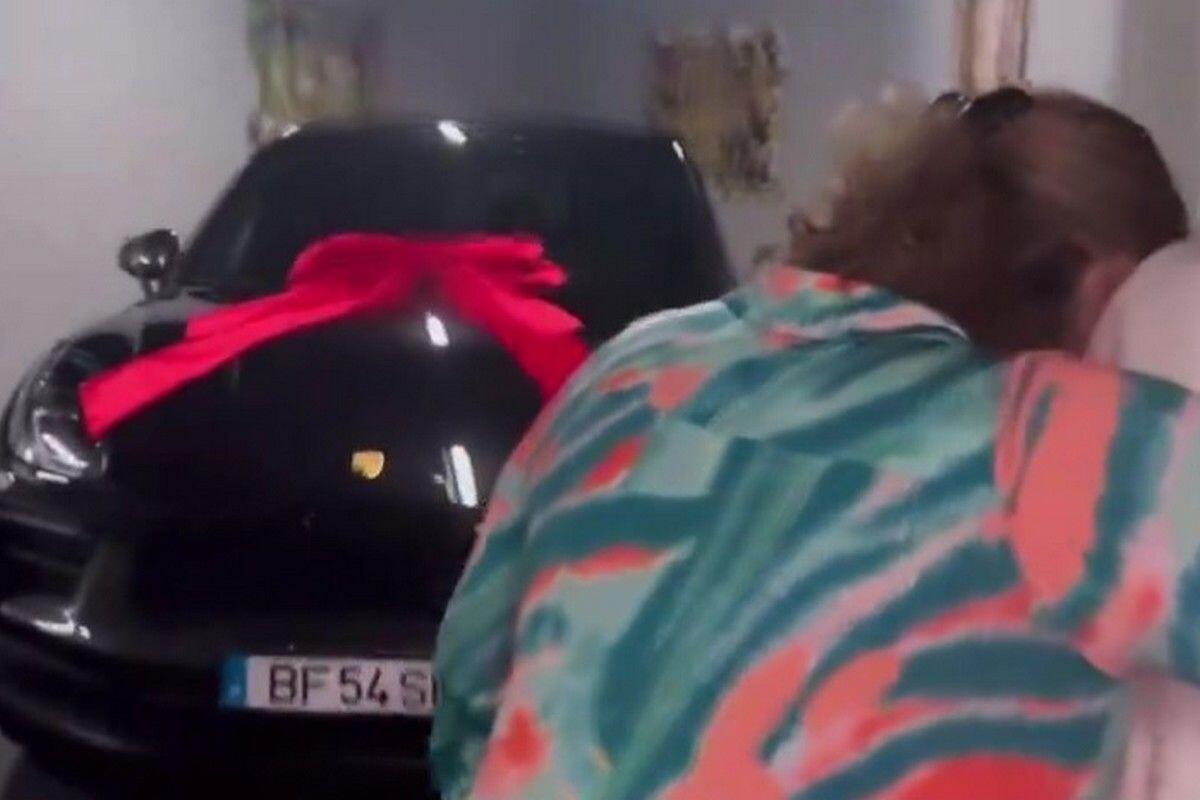Ο Κριστιάνο πήρε δώρο στη μητέρα του μια Porsche! (BINTEO) thumb