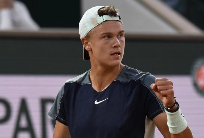 Ο Ρούνε στον δρόμο του Τσιτσιπά στους «16» του Roland Garros thumb