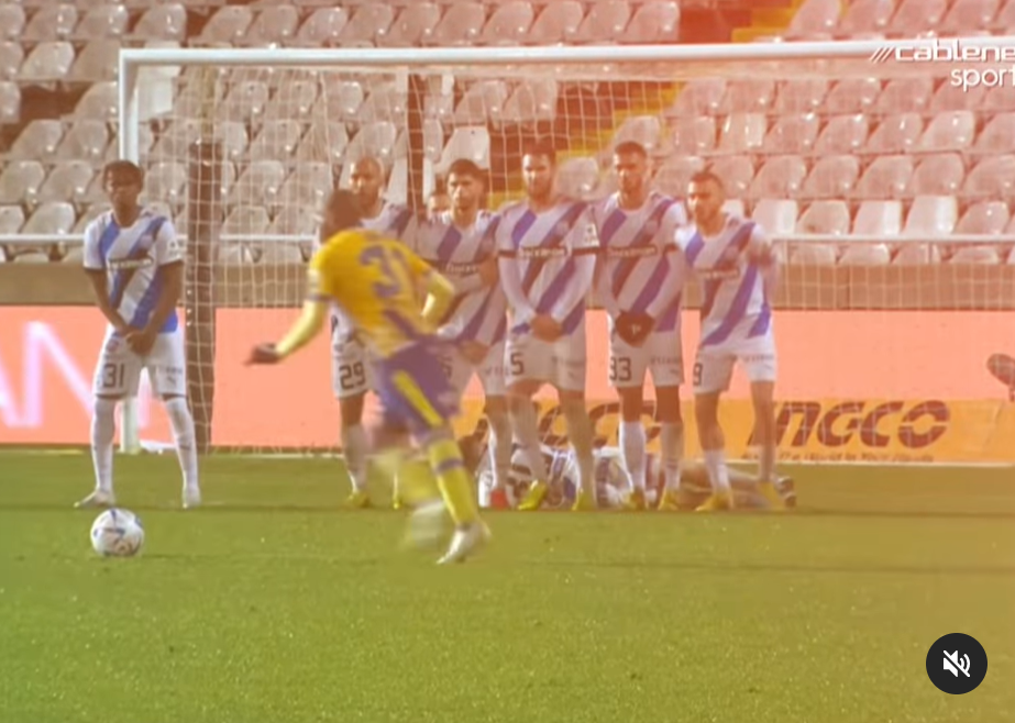 Πορώνει τους ΑΠΟΕΛίστες... με τρεις ομορφιές! (ΒΙΝΤΕΟ) thumb