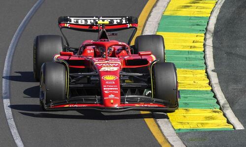 GP Αυστραλίας: Θρίαμβος του Σάινθ στο 1-2 της Ferrari, εγκατέλειψε ο Φερστάπεν thumb