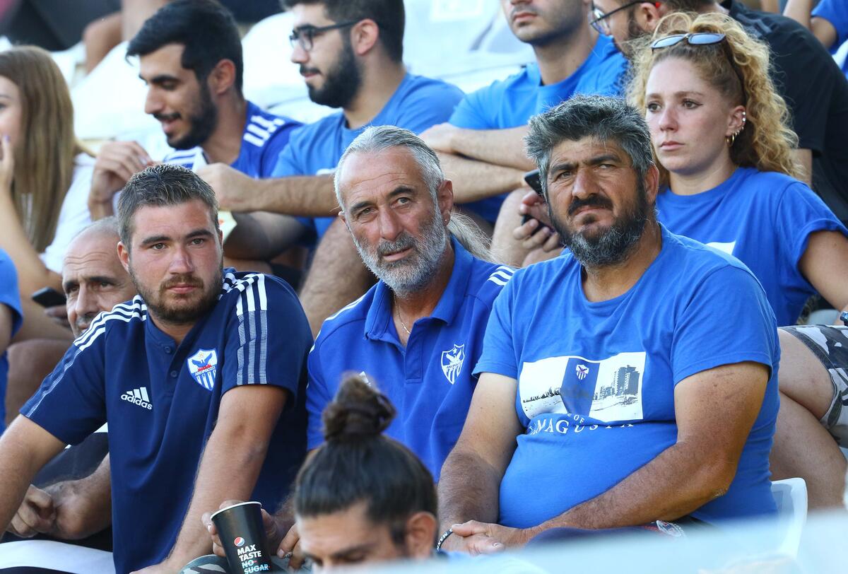 Πήραν χρώμα οι εξέδρες του 