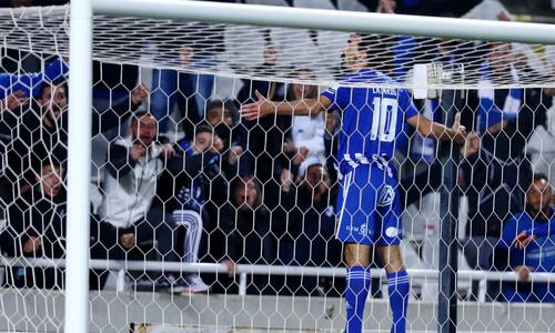 Ανέβηκε στις ταμπέλες (Pics) thumb