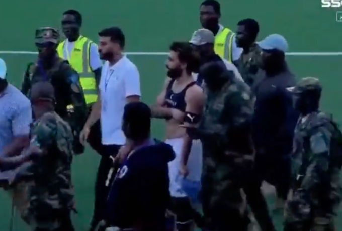 Πήγαν να επιτεθούν στον Σαλάχ εν ώρα αγώνα! (Βίντεο) thumb