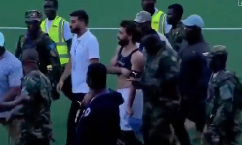 Πήγαν να επιτεθούν στον Σαλάχ εν ώρα αγώνα! (Βίντεο) thumb