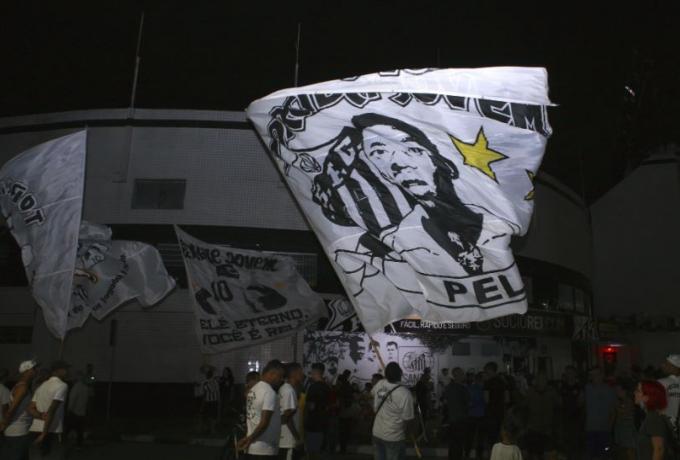 Ανείπωτη θλίψη: Κοσμοσυρροή έξω από το γήπεδο της Σάντος (ΦΩΤΟΣ) thumb